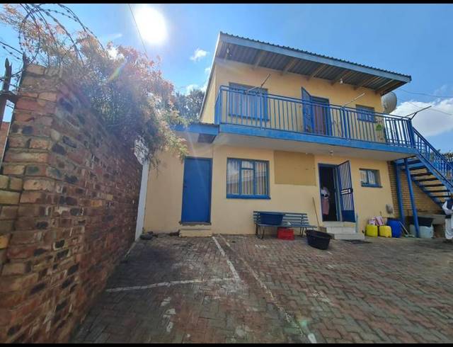 18 BEDROOM COMPLEX FOR SALE IN LAUDIUM